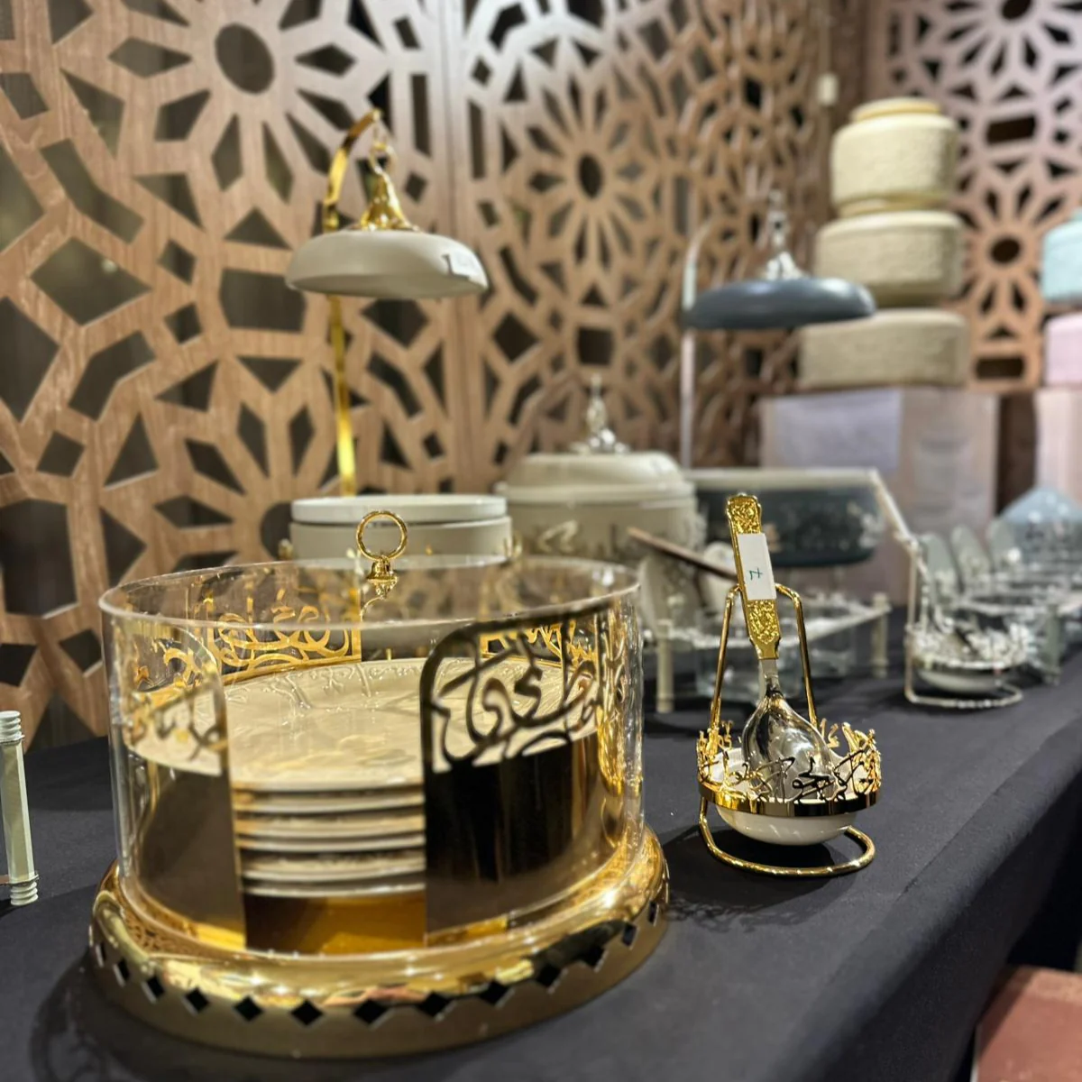 Jiwar - Small Sleek Plate Stand - Gold - Image 5